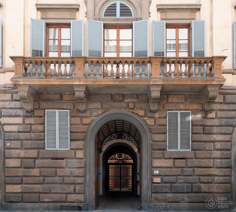 La facciata di Palazzo Viviani della Robbia, in Via de’ Tornabuoni
