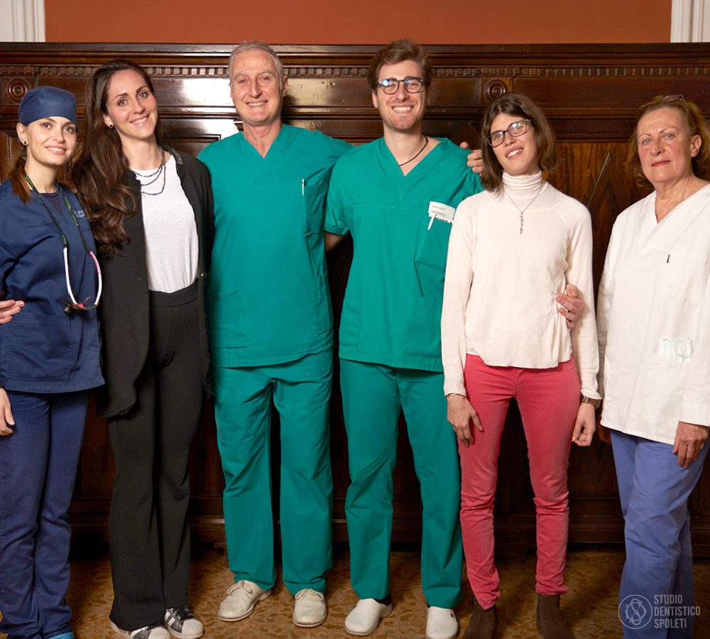 Lo staff dello studio nella sala d’aspetto con i soffitti affrescati